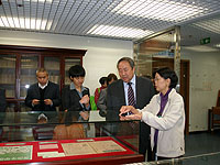 The delegation visits the University Library
